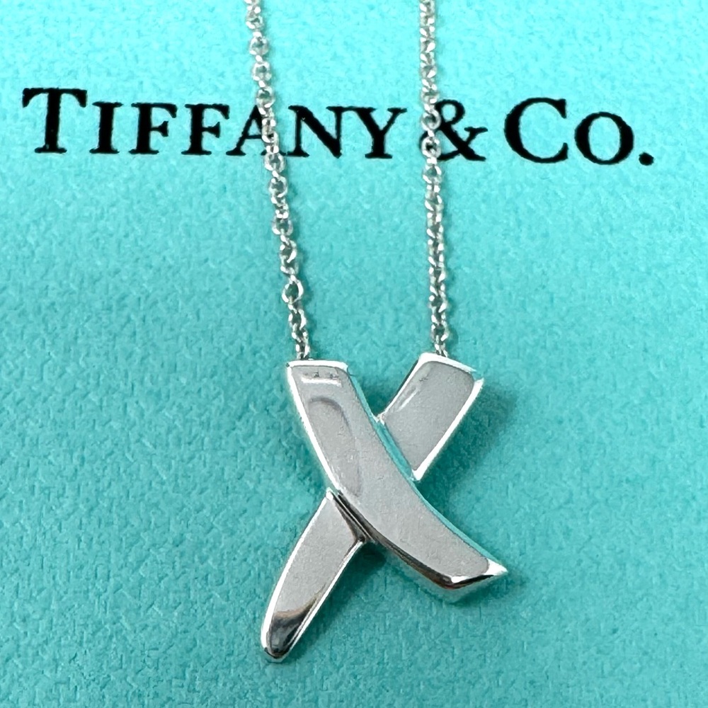 Authentic Tiffany & CO. Polama Picasso Top Cross Kiss Pendant Necklace.